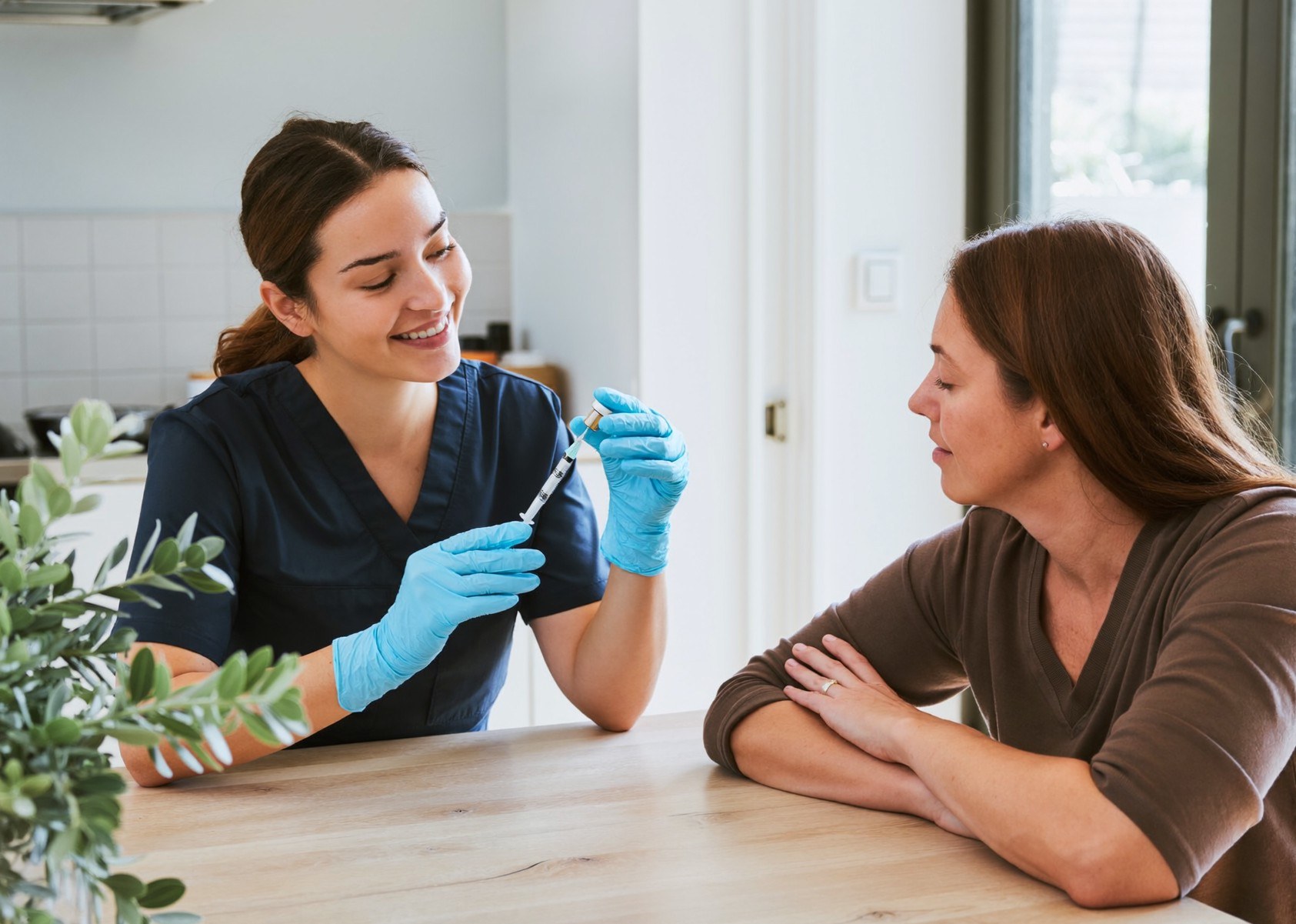 Une infirmière prépare une injection à la table de cuisine d’une patiente