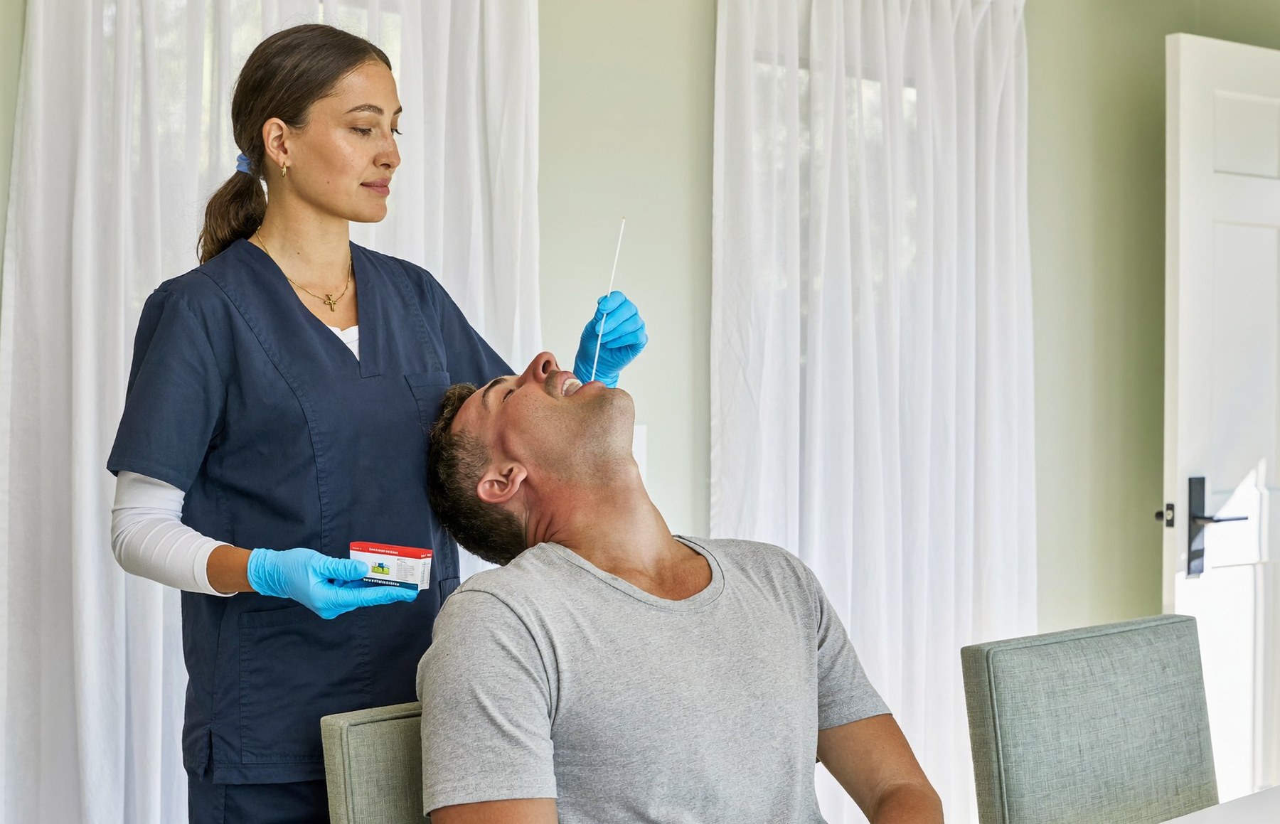 Une infirmière effectue un prélèvement de gorge chez un homme assis